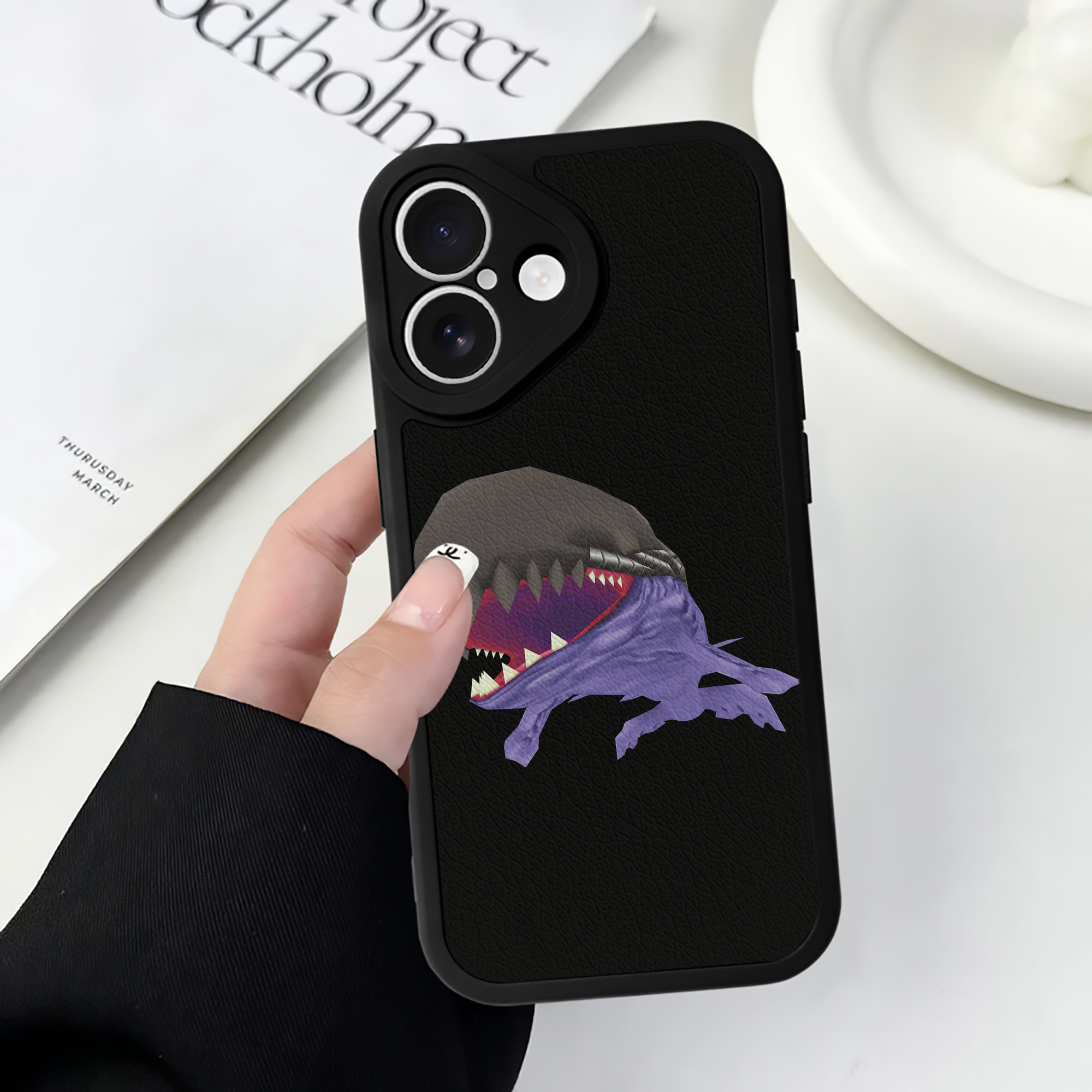 （画像用） Digimon デジタルモンスター/デジモン 【iPhone 16シリーズ対応】シリコンスマホケース（レザー調） 材質：シリコン